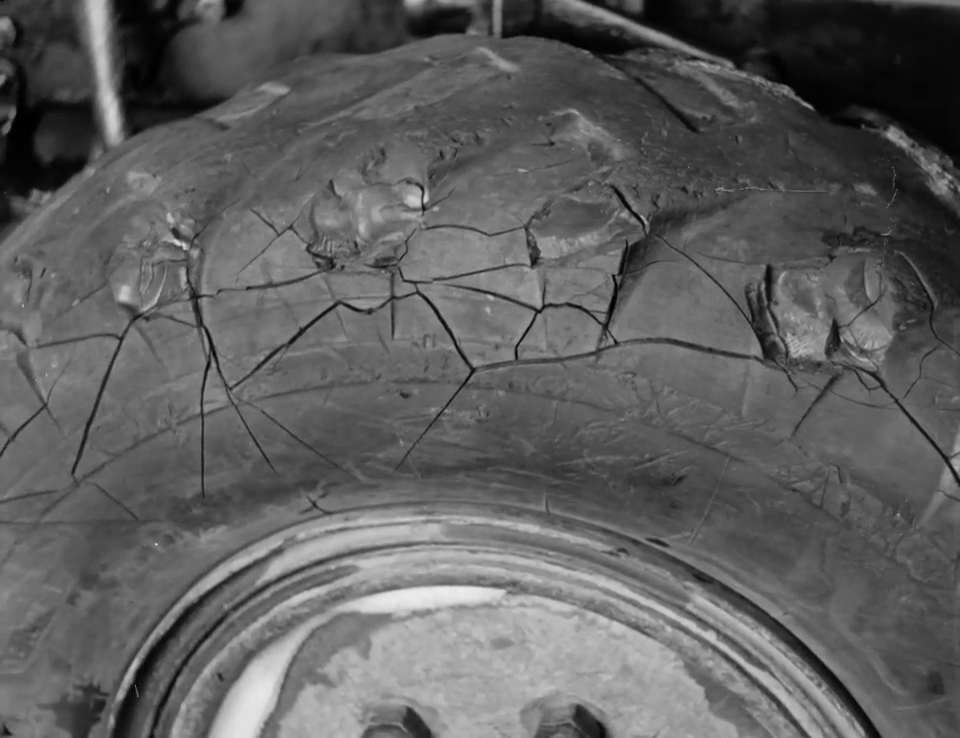 Покрышки с низким содержанием каучука не выдерживали таких температур. Отлетали куски протектора, трескались и практически разваливались на части. Листай в право