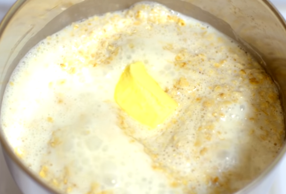 Ближе к концу приготовления добавляем соль, сахар и сливочное масло по вкусу.