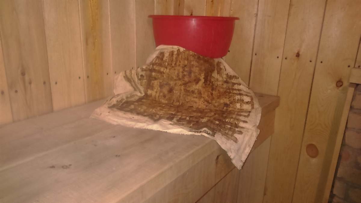 Прополисный холстик нагреть в бане и приложить на больное место. 