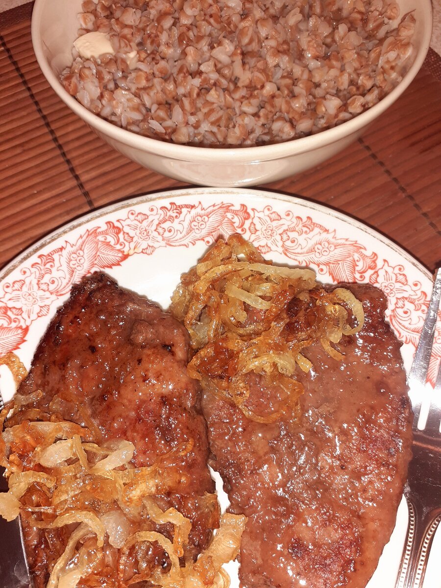 печень с луком и гречневой кашей на гарнир