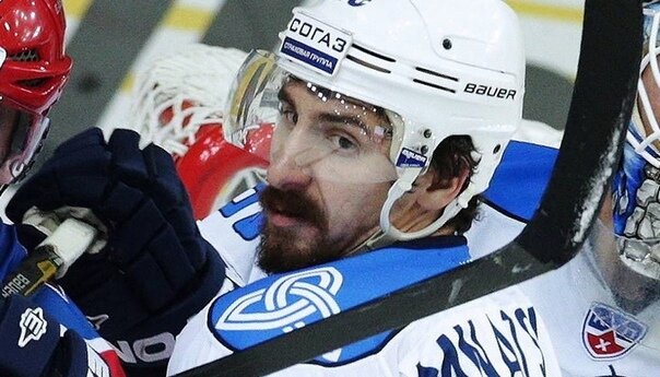 
Самвел - хоккеист Нефтехимика.
