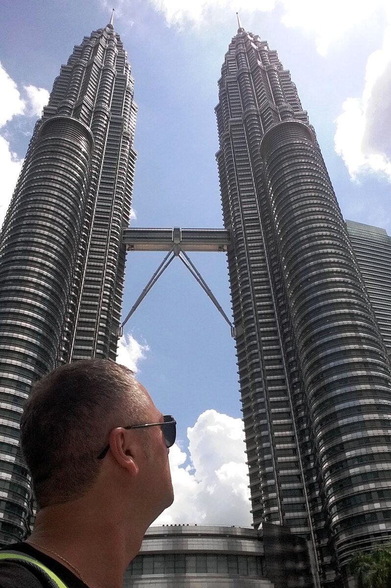 Башни Petronas в Куала-Лумпуре и я там же)