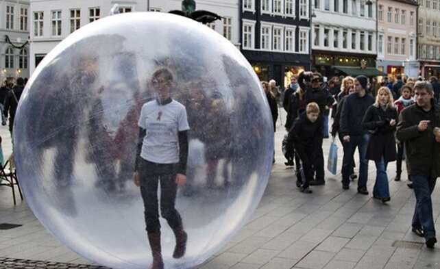 Фото с просторов интернета.Кто бы что не говорил-так я себя чувствую в маске.Носите маску обязательно.И никого не слушайте.