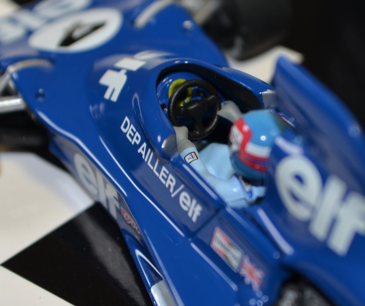 Зеркала нарисованы серебряной краской