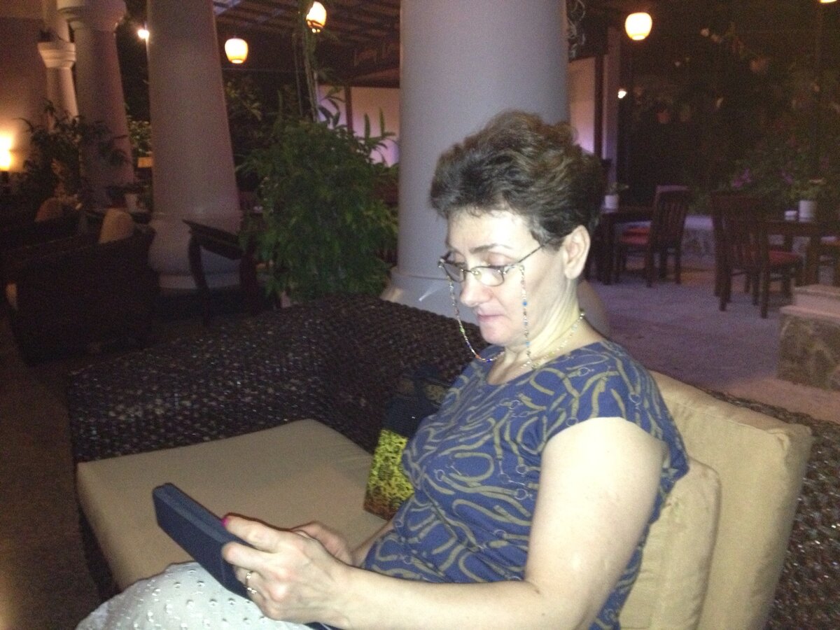 Личное фото, где бы я не находилась, работа или отдых - всегда читаю что-то специализированное