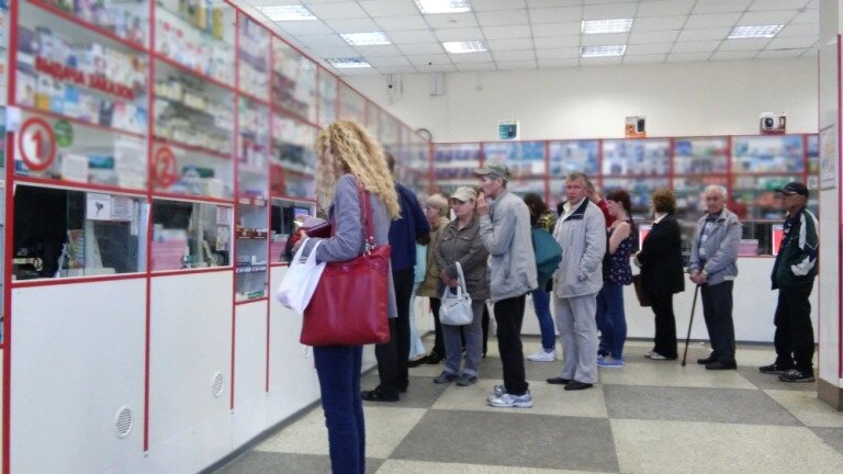 Соблюдайте дистанцию между людьми - не меньше 1 метра