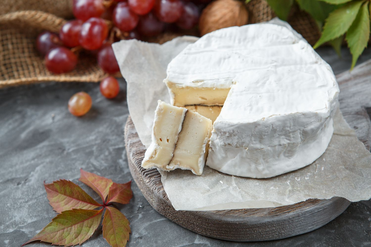 Сыр мягкий с белой плесенью камамбер. Сыр камамбер. Сыр Camembert. Камамбер с трюфелем. Сыр камамбер с трюфелем.