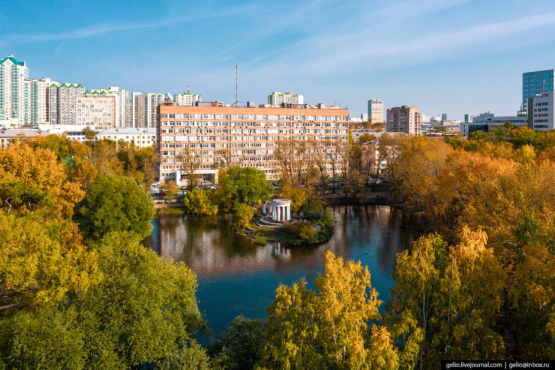 Природа екатеринбурга. Екатеринбург пруд высоты. Пруд в Екатеринбурге с видом на здание. Визовский пруд с высоты. Виды Екатеринбурга в сентябре фото.