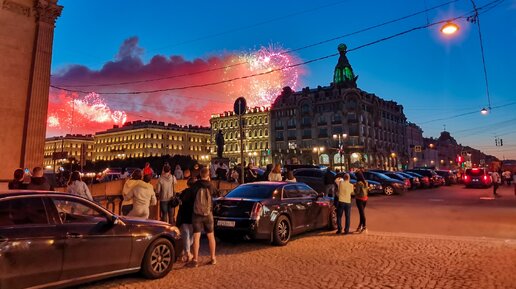 Приехал впервые в Питер - местные показывают мне город