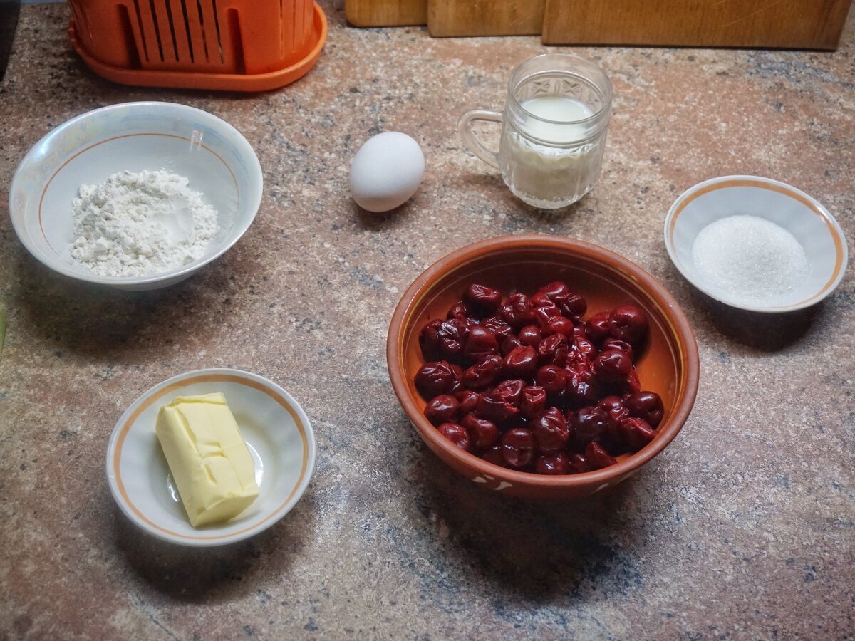 Продуктовая корзина для клафути (вишня уже разморожена, сок слит)