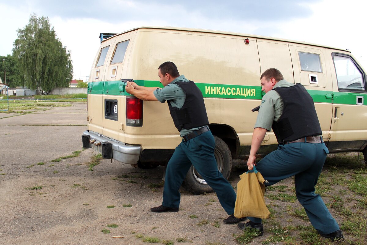 Хлипкая броня! Почему машина инкассаторов не выдержит выстрел из Сайги? |  Русский ОРУЖЕЙНИК | Дзен