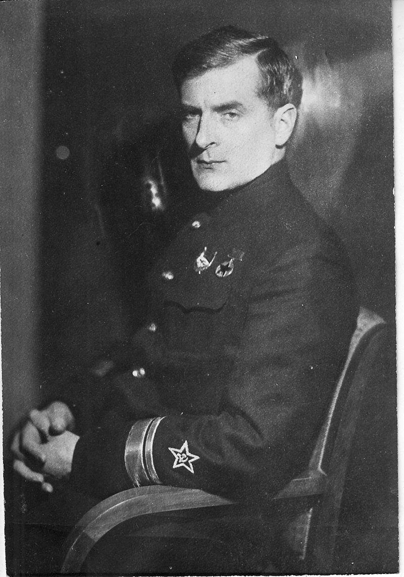 Константин Иванович Самойлов. Народный Комиссар ВМФ адмирал флота Советского Союза Н.Г. Кузнецов, некогда проходивший практику под началом К.И. Самойлова на «Парижской Коммуне», впоследствии вспоминал: «Примером для меня являлись такие командиры, как К.И. Самойлов, который командовал линкором...»
