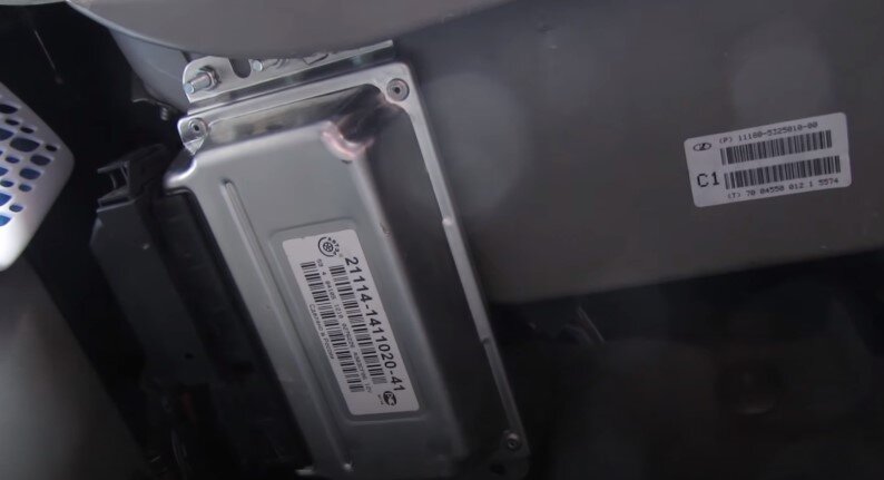 родной блок управления Калины - уже вынесен из опасного места под радиатором