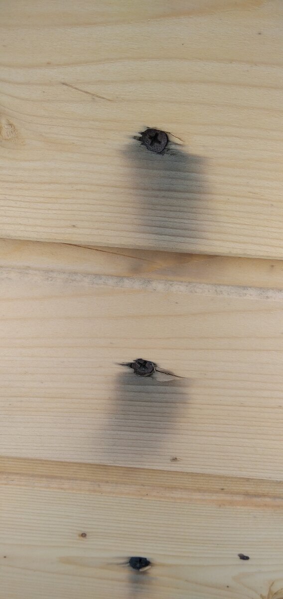 Подтëки от чёрных саморезов