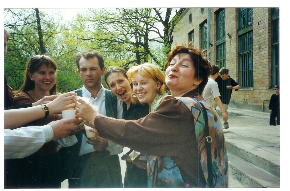 Отмечаем вручение дипломов. Вовка в печали. 