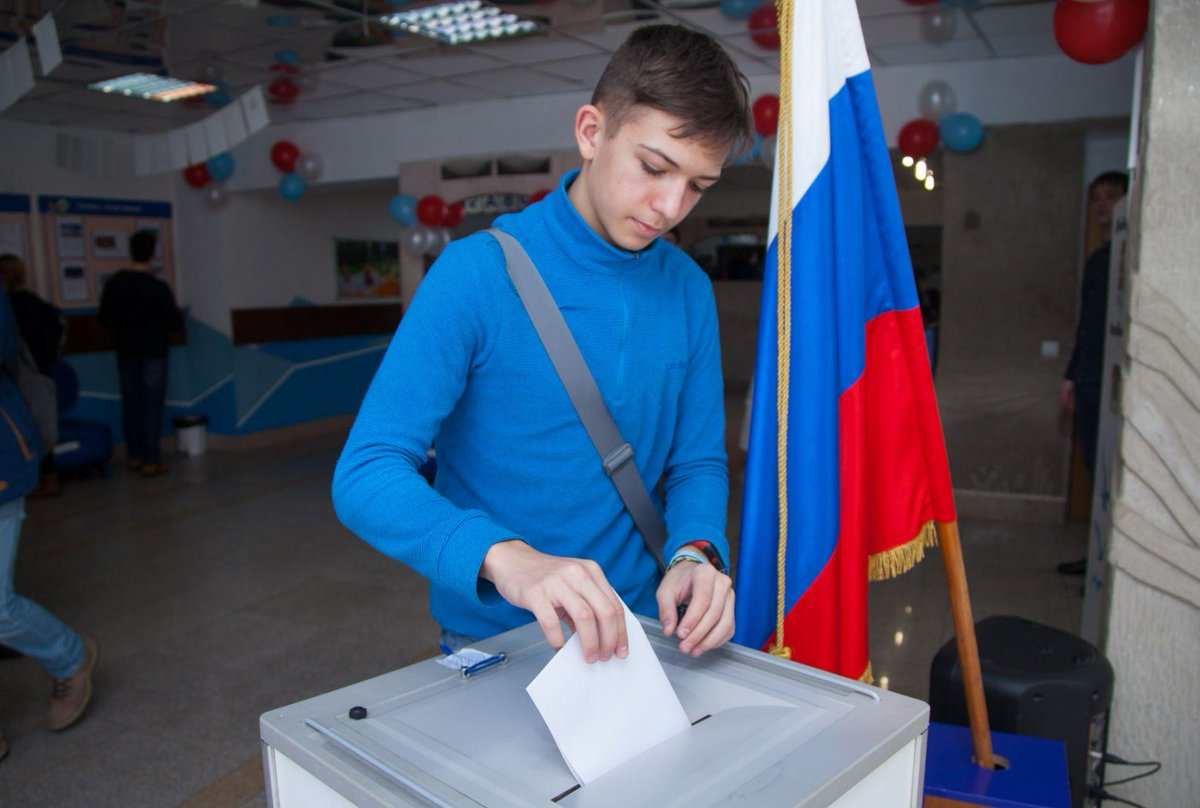Люди обязаны голосовать на выборах. Выборы в России. Выборы РФ. Избиратель голосует. Люди голосуют на выборах.