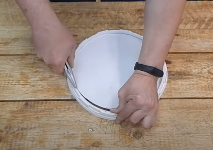 Делаем вырез под бутыль.