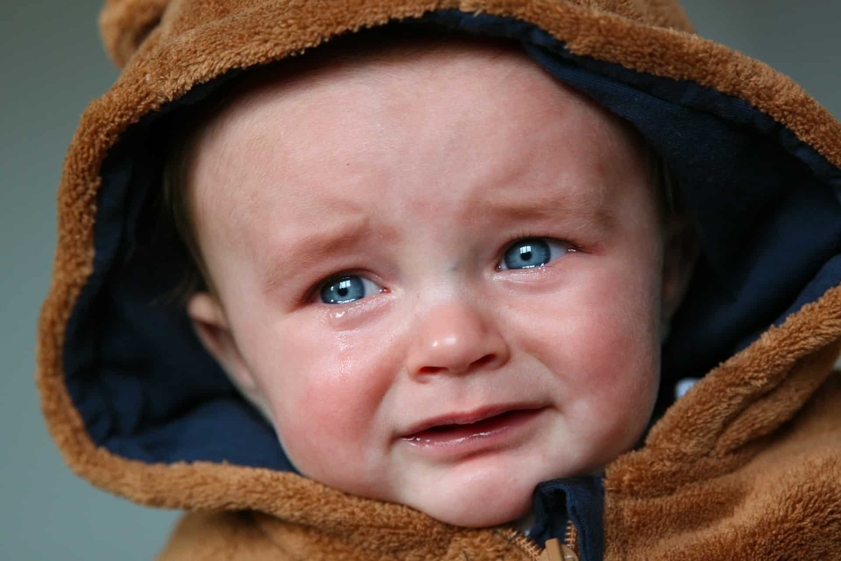 Маленький буда. Ребенок плачет. Плачущий ребенок. Грустный ребенок. Грустный малыш.