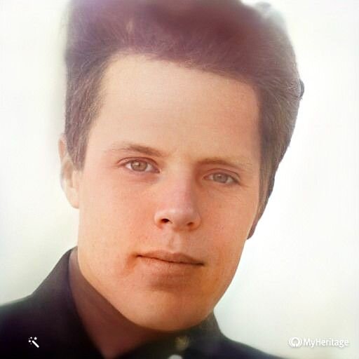 Листаем. Фото деда отредактировано на сайте MyHeritage