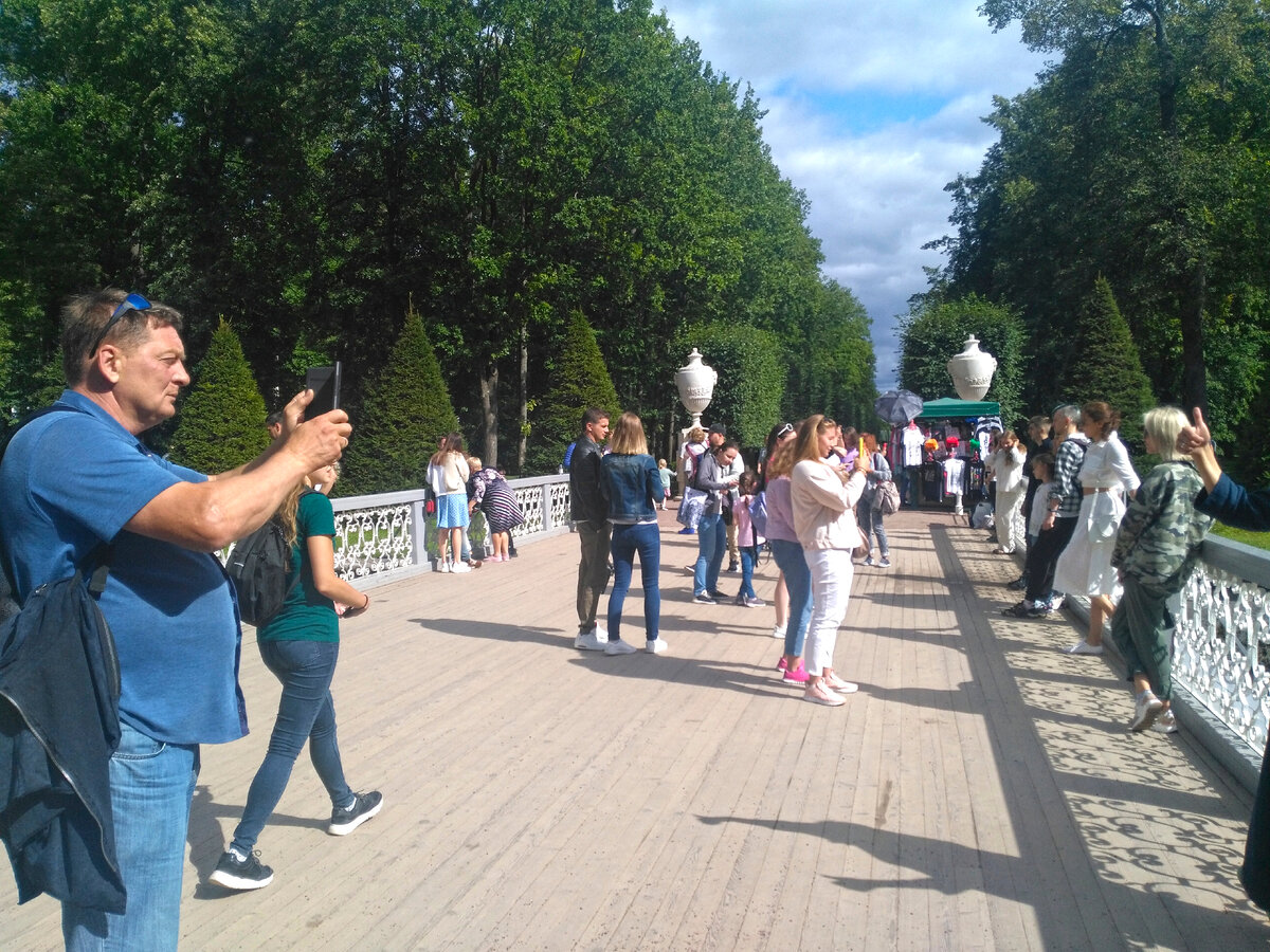 Заметил разницу в людях на Урале и в Санкт-Петербурге. В Питере открытые и  приветливые, а на Урале – хмурые | Владимир Мухин | Дзен