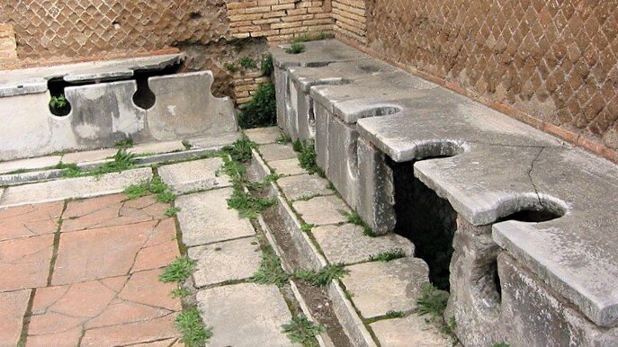 Древнеримские общественные туалеты ( Wikimedia Commons )