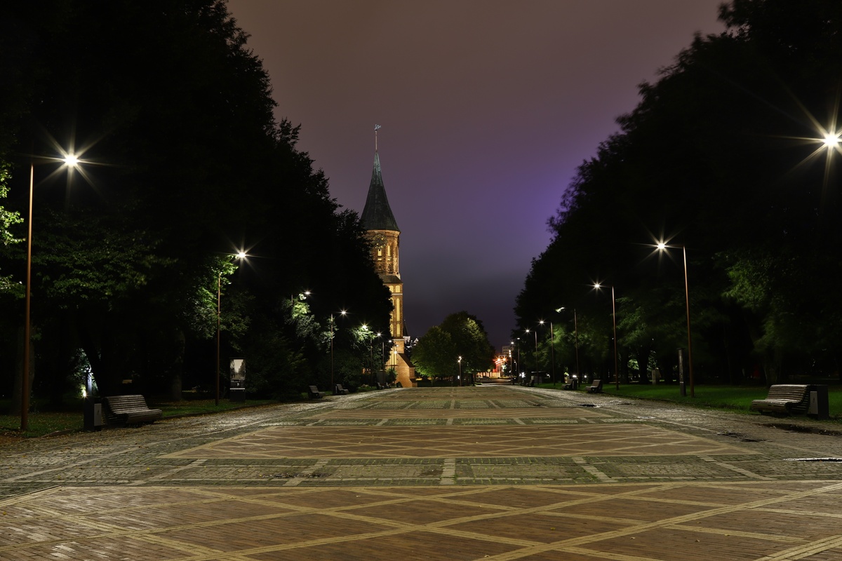 Парк рядом с собором. Фото автора.