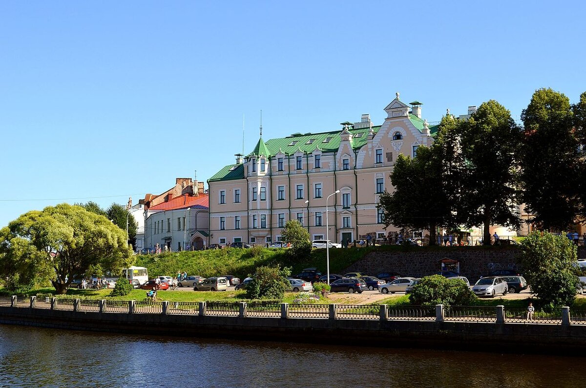 Сейчас этот дом, в котором в молодости жила Анна Каролина, называется дом Векрута. Этот купец выкупил дом у Пюльзе в 50-е годы XVIII века.