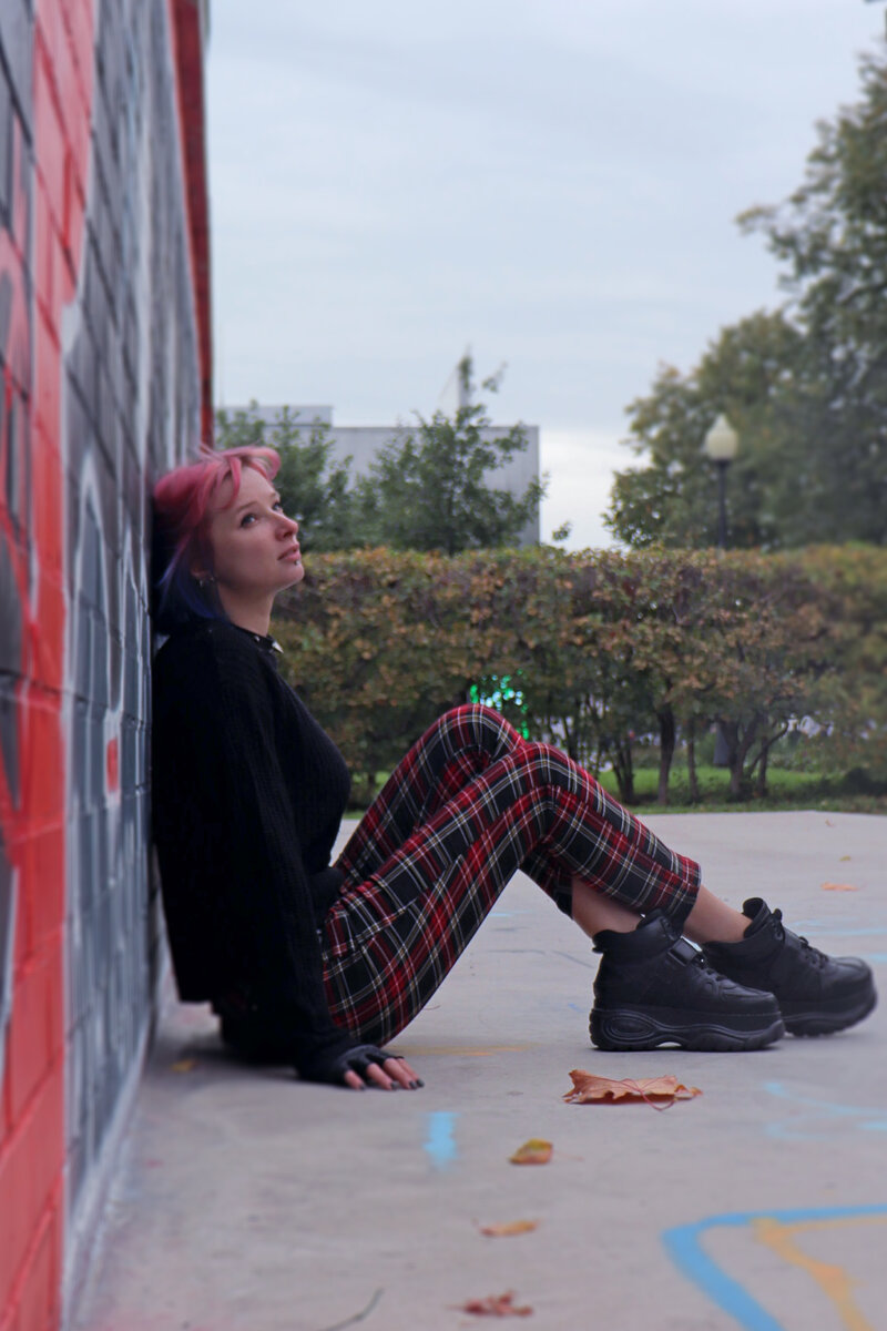 Я долго думала, что сюда можно вообще поставить, но думаю, это фото полностью отражает моё настроение... напускное безразличие и желание ломать мебель... А ещё вопрос - что я тут делаю? Какой от меня толк?