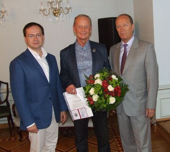 В Посольстве России в Риге с министром культуры РФ В. Мединским (слева) и послом РФ в ЛР А. Вешняковым (справа)