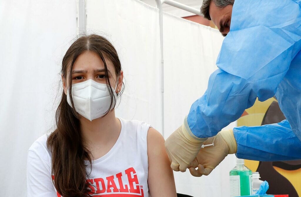 В Румынии началась вакцинация детей 12 лет и старше против COVID-19 препаратом компаний BioNTech и Pfizer. 02.06.2021. Фото: ROBERT GHEMENT/EPA/TASS