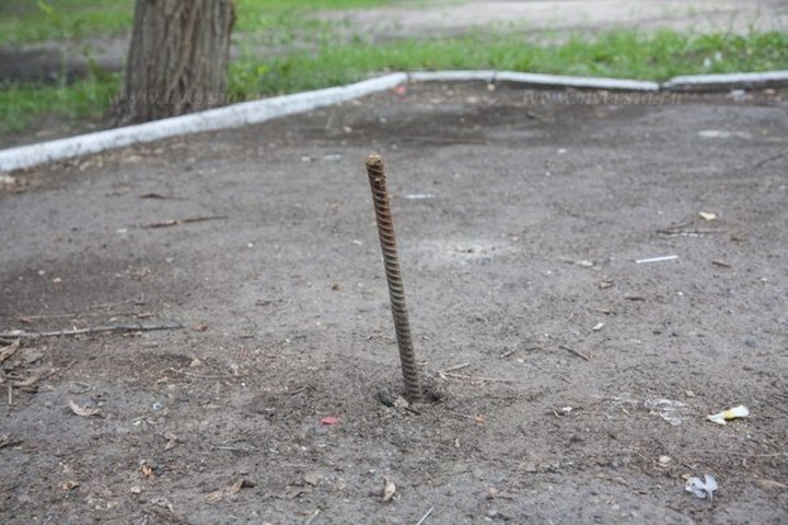 Типичная ситуация - из земли торчит арматура. Фото с сайта https://nversia.ru/news/zhiteli-zavodskogo-rayona-o-skvere-druzhby-narodov-deti-mogut-razbitsya-spotknuvshis-o-shtyri/ 