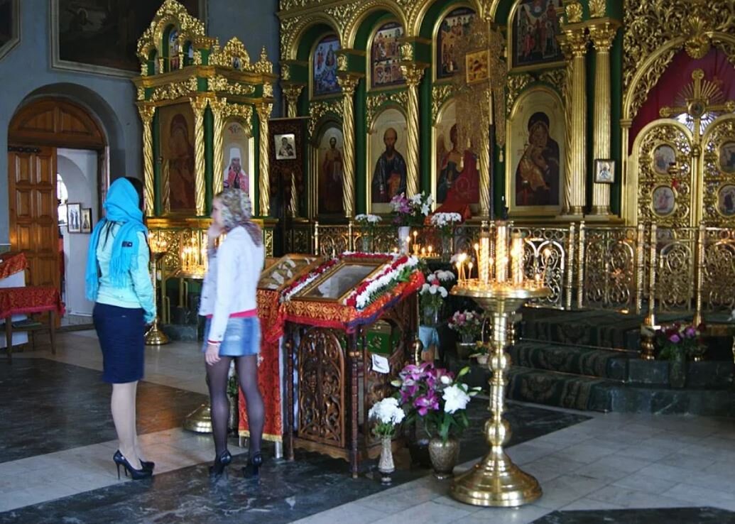 Можно ли в церковь в шлепках. Мини юбка в храме. В церкви в короткой юбке. Девушка в храме. Девушки в церкви в юбке.