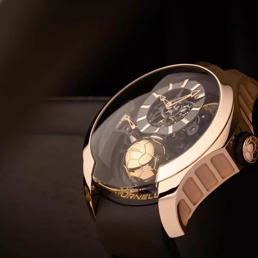 Подарок обладателю "Золотого мяча", эксклюзивные часы от швейцарской компании.