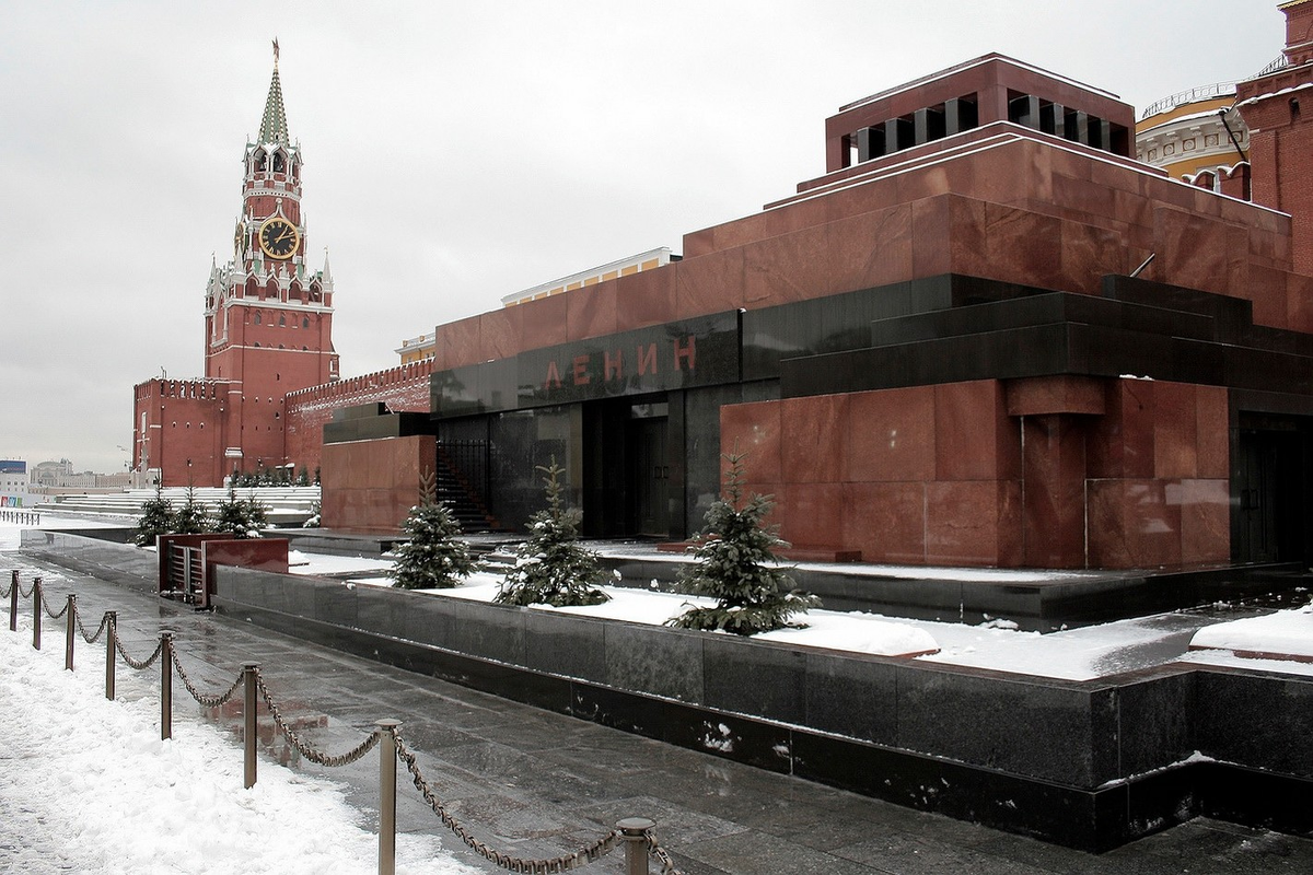 Как посетить мавзолей ленина в москве. Мавзолей Ленина внутри на красной площади. Ленин на красной площади в мавзолее. Щусев мавзолей Ленина