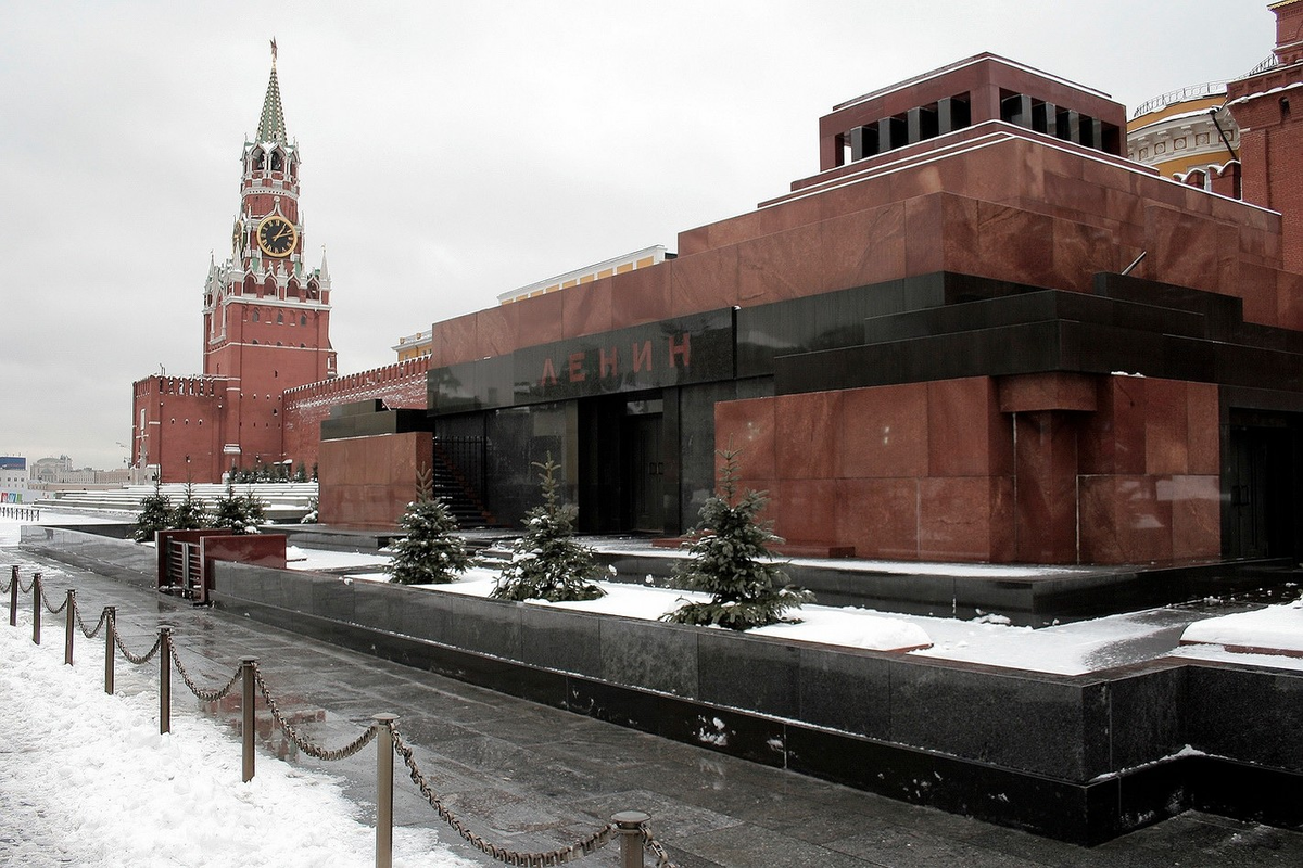 В какой стране находится мавзолей. Мавзолей Ленина внутри на красной площади. Ленин на красной площади в мавзолее. Щусев мавзолей Ленина.