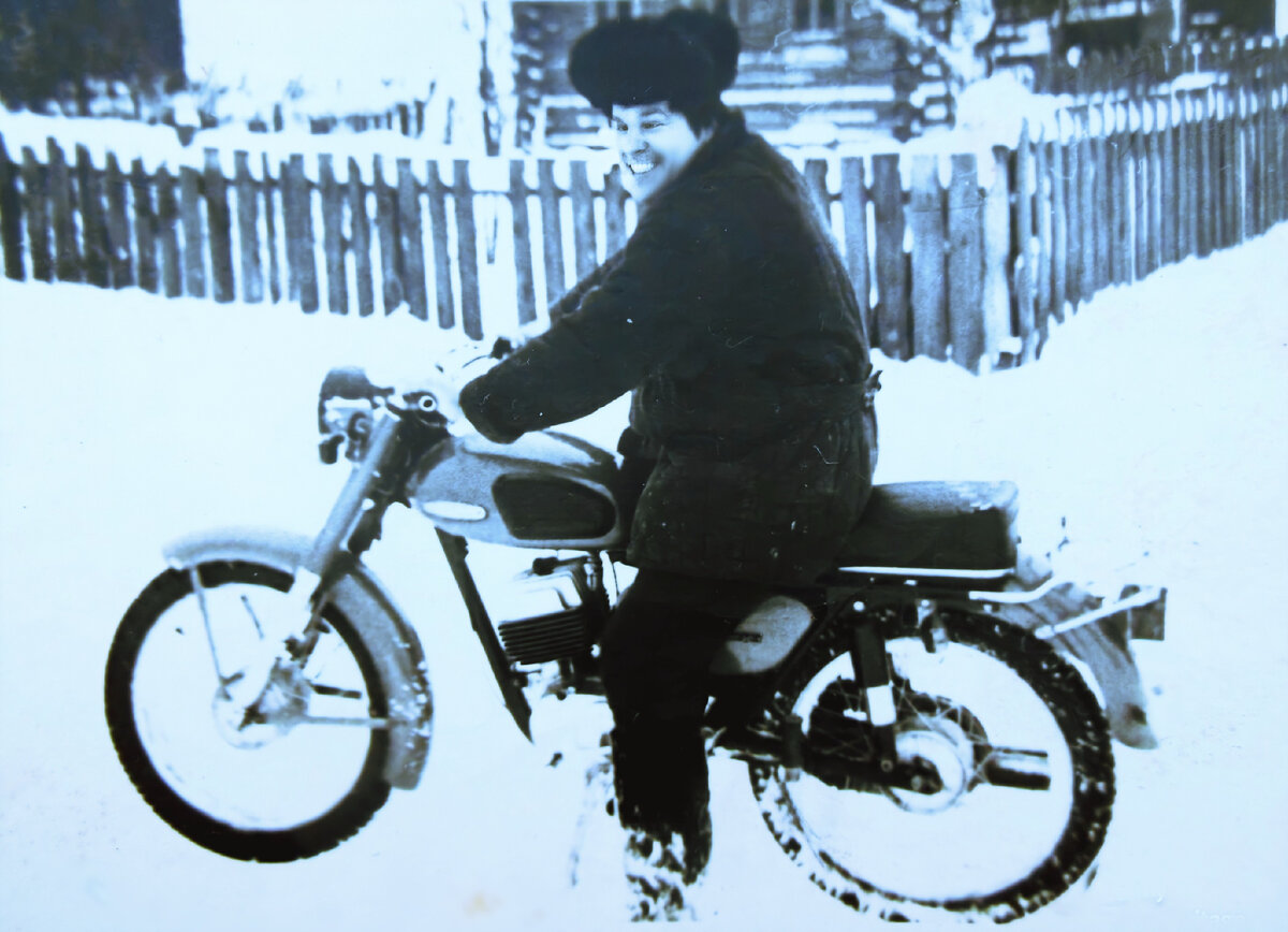 Зимние забавы семидесятников. Папа Александр Иванович на любимом мотоцикле - летом и зимой
