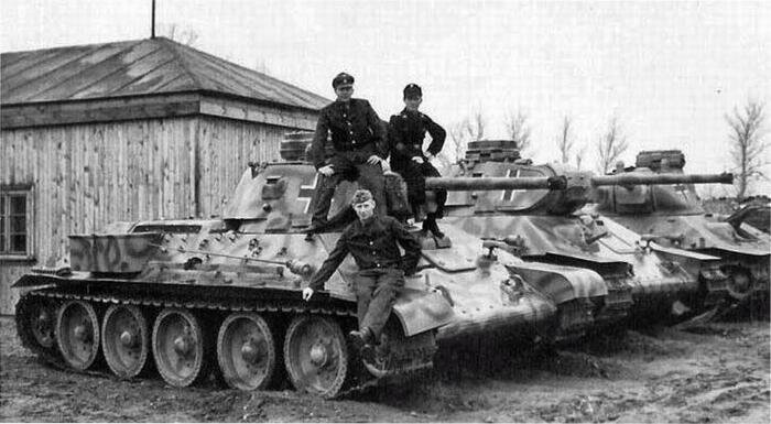 Особенно интересными для немцев стали Т-34, оснащенные так называемой командирской башенкой / Фото: pholder.com