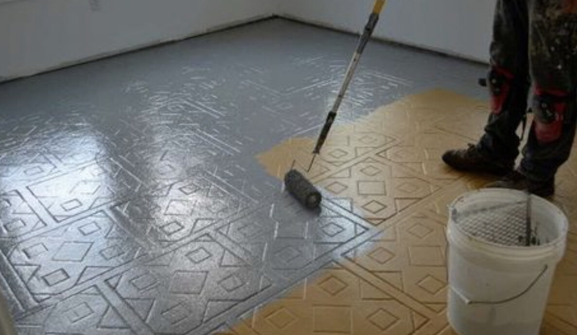 Чем можно красить плитку. Крашеная напольная плитка. Краска для плитки пола. Окрашенная плитка на полу. Краска для кафельной плитки на полу.