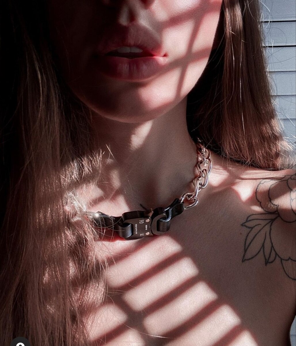 Пример фото в помещении с жалюзи на окнах.