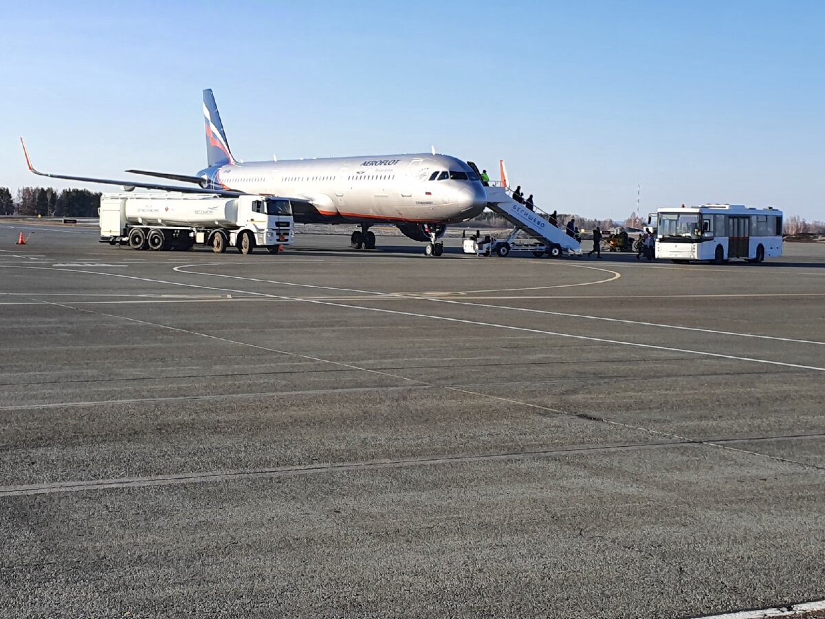 Вид на летное поле аэропорта Бегишево, в ожидании багажа. Фото автора 08.04.22.