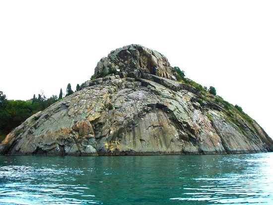 Каменные потоки мыса Плака