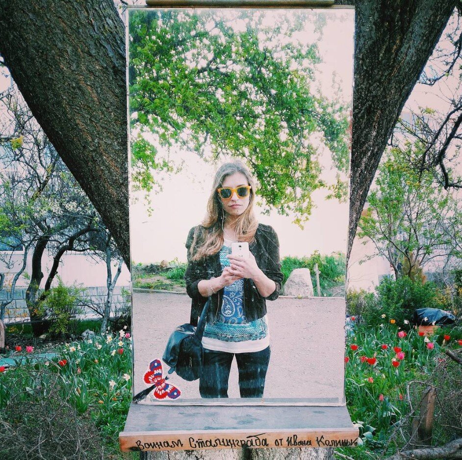 По пути на ту работу было на улице вот такое зеркало.)