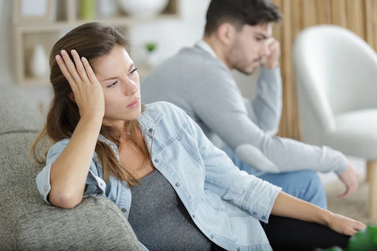 Обида на свекровь. Осознанность семья. Dependence on relationships. Photo of upset man and woman. Photo of an upset and addicted man.