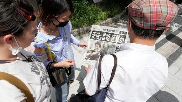    Экстренные выпуски газеты Yomiuri Shimbun с сообщением о покушении на бывшего премьер-министра Японии Синдзо Абэ© AP Photo / Eugene Hoshiko