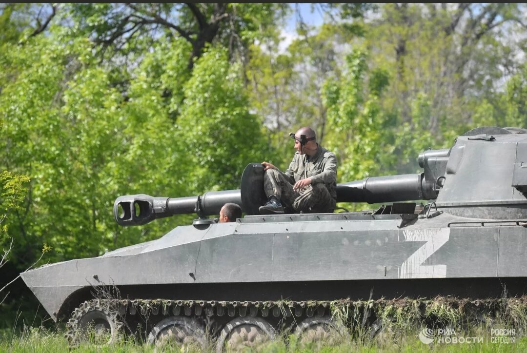 Подразделения Народной милиции ДНР закрепились в поселке Пески в пригороде Донецка, сообщил РИА Новости представитель ведомства.
"Подразделения ДНР успешно ведут бои на авдеевском направлении. На данный момент штурмовые группы закрепились в поселке Пески", — рассказал собеседник агентства.Россия с 24 февраля проводит спецоперацию по денацификации и демилитаризации Украины. Владимир Путин назвал ее задачей защитить людей, которые на протяжении восьми лет подвергаются издевательствам и геноциду со стороны киевских властей. По словам главы государства, конечная цель — освобождение Донбасса и создание условий, гарантирующих безопасность самой России.Союзные силы уже полностью освободили Луганскую Народную Республику и значительную часть Донецкой, в том числе Волноваху, Мариуполь и Святогорск.