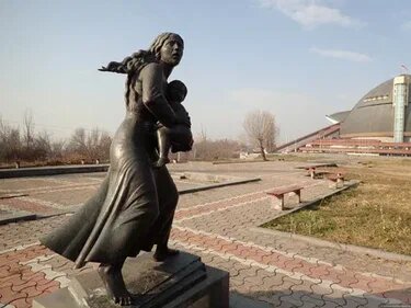 Памятник любящей матери, спасающей от беды своё дитя, Ереван. Армения. Не знаю, что послужило поводом для памятника мамы, спасающей от беды новорождённого сына. 
Есть несколько версий на эту тему.