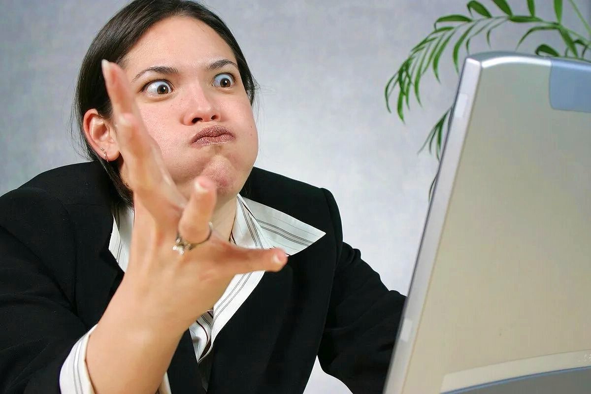 Фильмы или сериалы где главный герой откровенно не блещет умом, откровенно говоря, вызывают не самые положительные эмоции. Так и хочется крикнуть ему (ей) через экран: «Соберись!». А иногда и что-то более жёсткое.. К счастью, сегодня речь о другой стороне медали, а именно: топ 5 фильмом где главный герой очень умён: 