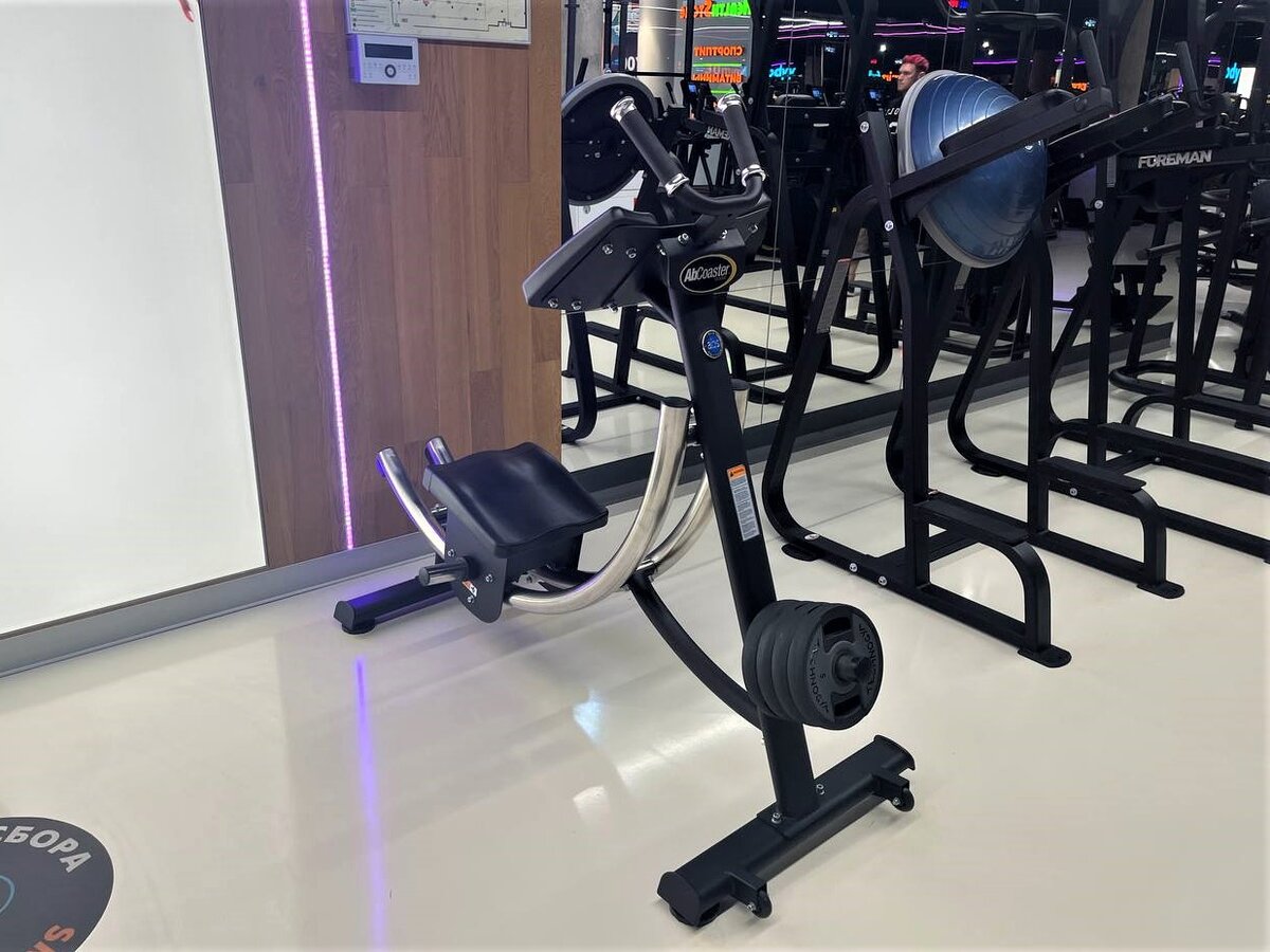 На фотографии изображен тренажер AbCoaster