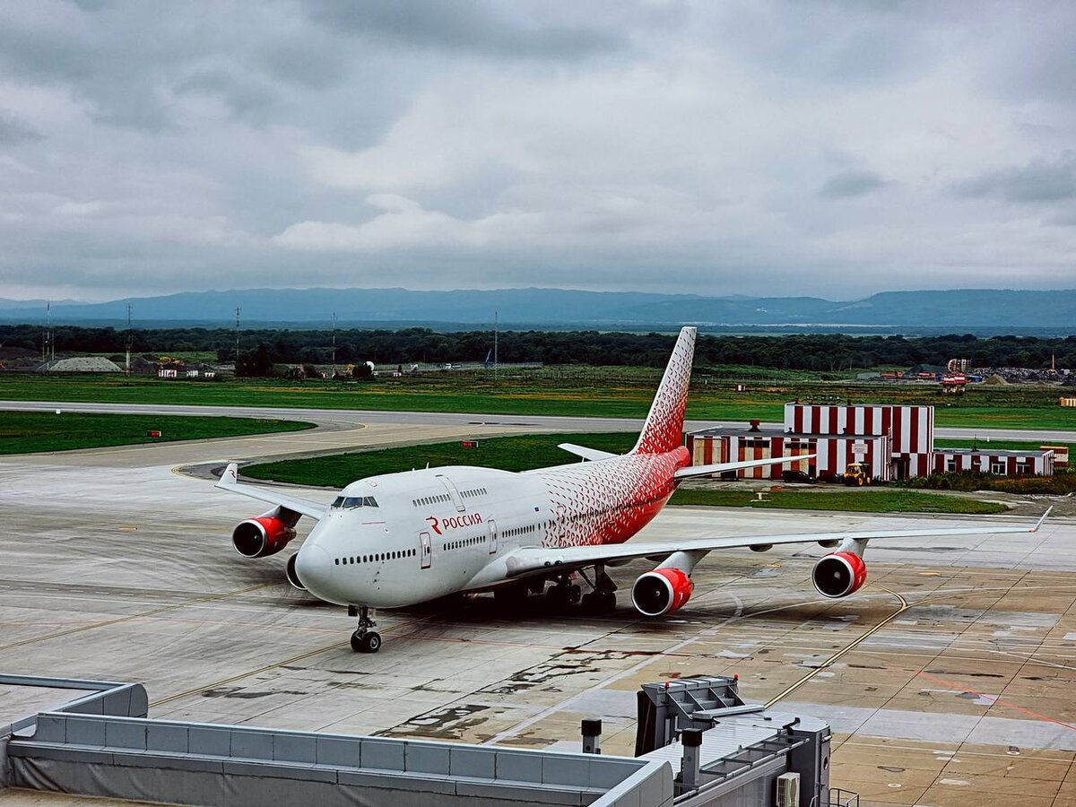 Самый большой пассажирский самолёт в стране прибыл на Сахалин. Двухэтажный Boeing 747-400 выполнит всего 4 рейса: 30 и 31 августа — туда, 31 августа и 1 сентября — обратно.-2