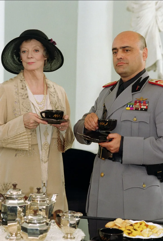 Мегги Смит в роли леди Эстер. "Чай с Муссолини"